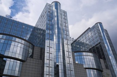 Brüksel, Belçika - 25 Nisan 2022: Brüksel, Belçika 'daki Avrupa Parlamentosu binasının cam cephesi
