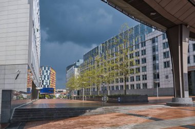 Brüksel, Belçika - 25 Nisan 2022: Espace Leopold binası olan meydan, Avrupa Parlamentosu 'nun merkezi