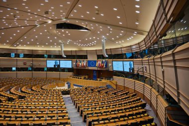 Brüksel, Belçika - 25 Nisan 2022: Brüksel 'deki Paul-Henri Spaak binasındaki Avrupa Parlamentosu toplantı salonu