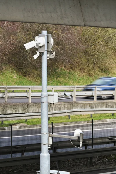 高速道路の交通監視カメラ — ストック写真