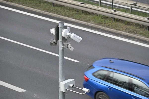 Trafikövervakningsutrustning Väg Med Blå Bil Bakgrunden — Stockfoto