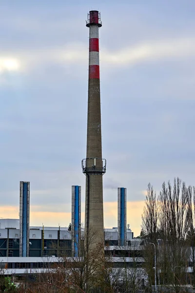 Industriële Gebouwen Oude Afgedankte Schoorsteen Met Mobiele Antennes Bewolkte Hemelachtergrond — Stockfoto