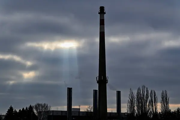 Industrial Buildings Old Disused Chimney Mobile Antennas Cloudy Sky Background — Fotografia de Stock