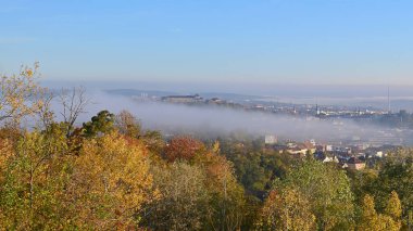 Çek Cumhuriyeti 'nin Brno kenti, sabah sisi ile kaplıydı. Sonbahar gündoğumunda kasabanın üstündeki tepeden bak..