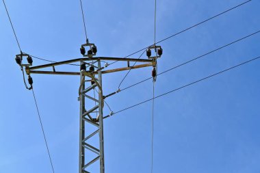 Çek Cumhuriyeti 'nde 110 kV' lik elektrik hattı için en iyi iletim direği.