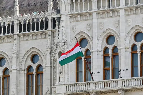 Budapeşte 'deki Macar Parlamentosu binasının ön cephesi ve pencereleri bayrak direğinde asılı.