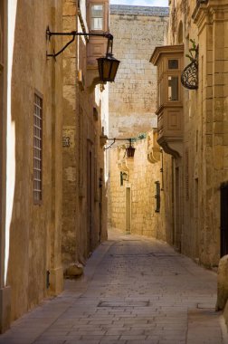 Sıcak bir yaz gününde Mdina, Malta 'da dar bir sokak.