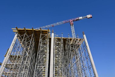 İnşaat alanındaki vinç ve iskelenin düşük açılı görüntüsü