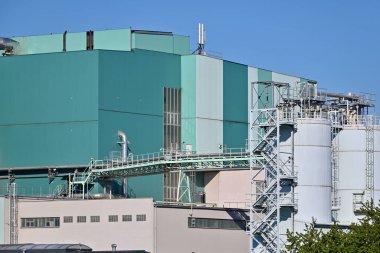 Çek Cumhuriyeti 'nin Brno kentindeki binalar, tanklar ve atık yakma tesisinin teknolojik ekipmanları