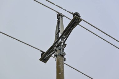 Düşük voltajlı bir elektrik hattı, karla kaplı.