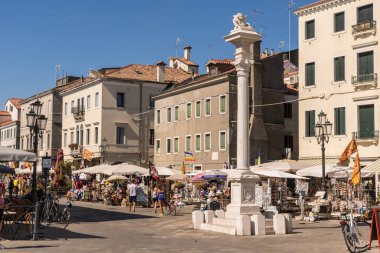 Chioggia, İtalya - 10 Temmuz 2022: Hoş eski Chioggia kasabasının ana yürüyüş alanlarından birinde günlük yaşam.