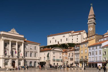 Piran, Slovenya - 25 Eylül 2023: St. Georg Katedrali ve saat kulesiyle eski Piran kasabasının merkezi Tartini meydanının manzarası