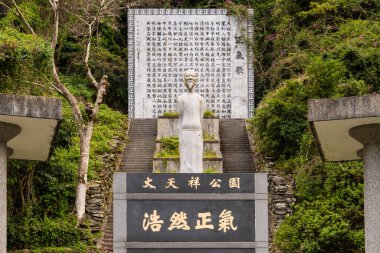 Tienhsiang, Tayvan - 20 Ocak 2024 - Taroko Milli Parkı 'nın kalbindeki Tienhsiang Köyü' nde Wen Tiphoang Anıtı