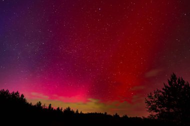 Kuzey Avusturya 'daki Villach şehrinin çevresinde çok nadir görülen kutup ışıkları renkli bir gökyüzü çiziyor..
