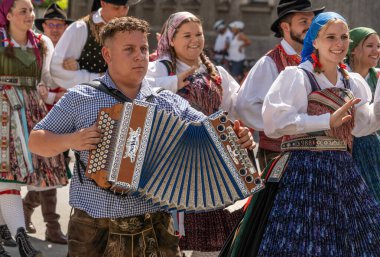 Villach, Avusturya - 3 Ağustos 2024: Müzisyenler ve Dansçılar, Avusturya 'nın en büyük geleneksel halk festivali olan' Villacher Kirchtag 'geçit töreninde kalabalığı eğlendirdiler.