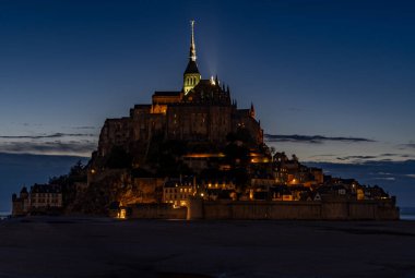 Meşhur Mont-Saint-Michel şafak vakti, ışıklarla aydınlandı.