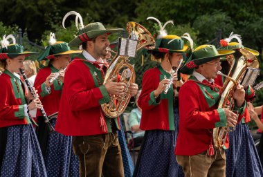 Villach, Avusturya - 03 Ağustos 2024: Pirinç enstrümanlı müzisyenler, Avusturya 'nın en büyük geleneksel halk festivali olan' Villacher Kirchtag 'geçit töreninde çalıyorlar.