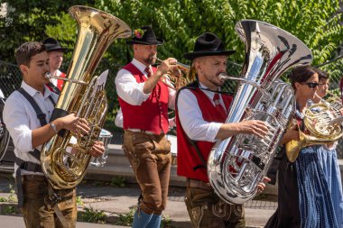 Villach, Avusturya - 03 Ağustos 2024: Pirinç enstrümanlı müzisyenler, Avusturya 'nın en büyük geleneksel halk festivali olan' Villacher Kirchtag 'geçit töreninde çalıyorlar.