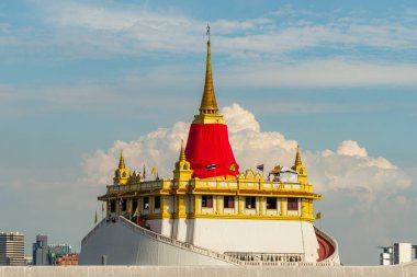 Altın Tepe olarak da bilinen Bangkok 'taki Wat Saket' in Altın Chedi manzarası.