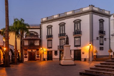 Santa Cruz de la Palma, İspanya - 3 Mayıs 2025 Santa Cruz de la Palma 'daki Plaza de Espana' nın güzel bir sabah manzarası, eski kasabanın tam kalbinde nefes alan bir tarih.