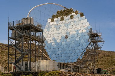 Etkileyici büyüklükteki teleskop prototipinin 23 metre çapında görüntüsü. Cherenkov Teleskopları, La Palma Kanarya Adası 'ndaki Roque de los Muchachos' ta neredeyse 2400 metre yükseklikte bulunuyor..