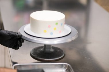 Donmuş bir fincan keki çok renkli noktalarla süslemek.