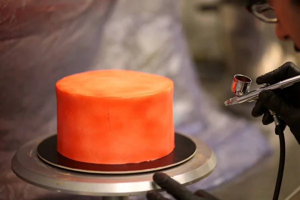 Hava çalısı kullanarak kırmızı kremalı pasta pişireceğim.