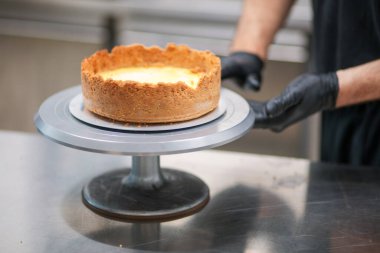 Yemek şefi profesyonel mutfakta limonlu turta hazırlıyor.