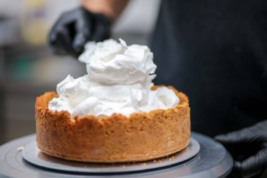 Yemek şefi profesyonel mutfakta limonlu turta hazırlıyor.