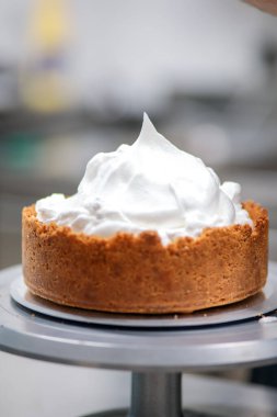 Yemek şefi profesyonel mutfakta limonlu turta hazırlıyor.