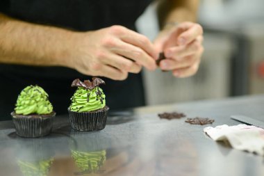 Sanatçı şef krema ve çikolata örümceği ve vampir süsü ile el yapımı.