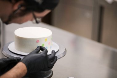 Donmuş bir fincan keki çok renkli noktalarla süslemek.