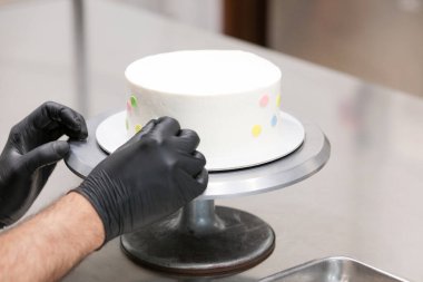 Donmuş bir fincan keki çok renkli noktalarla süslemek.