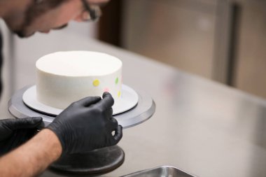 Donmuş bir fincan keki çok renkli noktalarla süslemek.