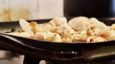 Izgarada otlarla kalamar pişirmek.