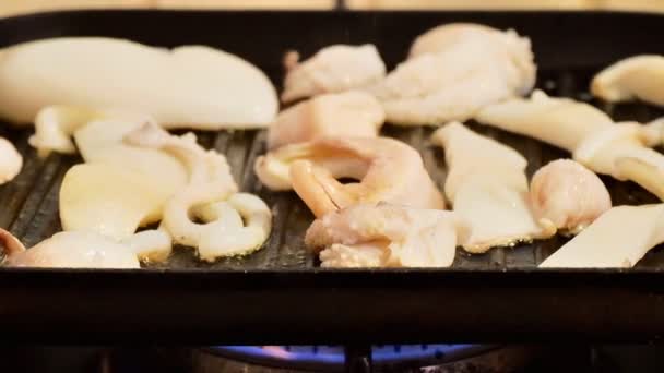 Calamari Koken Met Kruiden Een Grill — Stockvideo