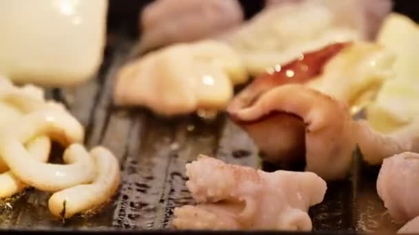 在烤架上用香草烹调大灾难 — 图库视频影像