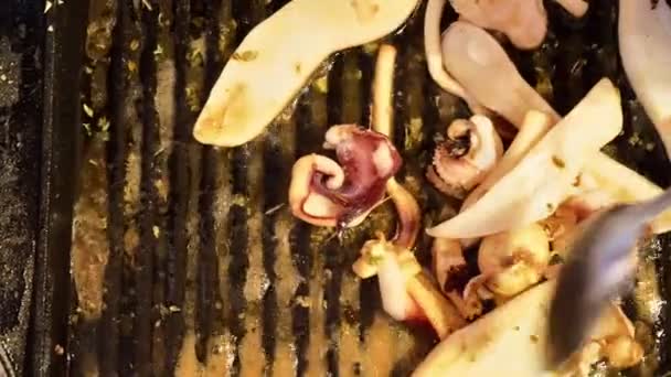 Calamares Cocina Con Hierbas Una Parrilla — Vídeos de Stock