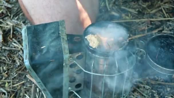 Apicultor Ardiendo Hongo Yesca Fumador Abejas — Vídeo de stock
