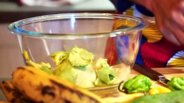 Afrika usulü guacamole sosu yapmak.