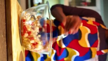 Domates ve soğan doğramak Afrika usulü guacamole sosu yapmak