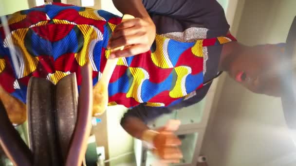 Красивая Африканская Домохозяйка Мама Готовят Дома — стоковое видео