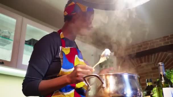 Güzel Afro Amerikan Hanımı Annesi Evde Yemek Pişiriyor — Stok video