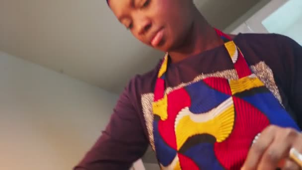 Bela Dona Casa Afro Americana Mãe Cozinhar Casa — Vídeo de Stock