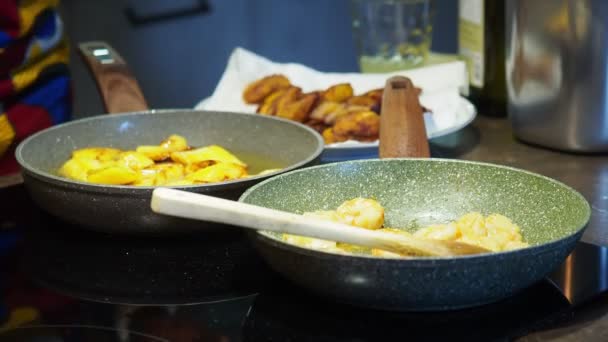 Cozinhando Camarões Frutos Mar Com Alho Azeite — Vídeo de Stock