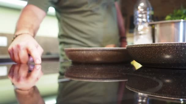 Cozinheiro Iniciando Cozinha Indução Para Cozinhar Com Panela — Vídeo de Stock