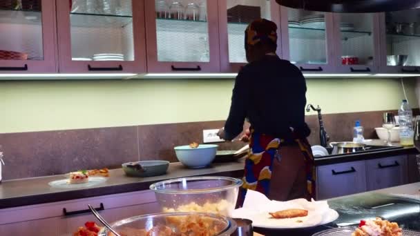 Bela Dona Casa Afro Americana Mãe Cozinhar Casa — Vídeo de Stock