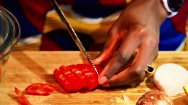 Hackning Tomat Och Lök Gör Guacamole Dip Afrikansk Stil — Stockvideo