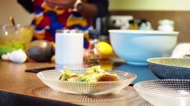 Afrika usulü guacamole sosu yapmak.