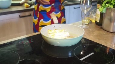 Evde tavada balık pişirme indüksiyonu.